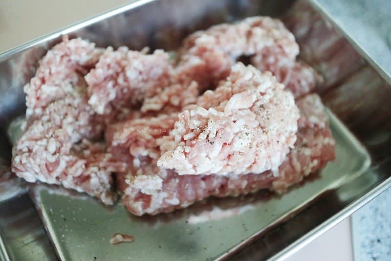 돼지고기에 소금 후추, 맛술 3T 넣고 조물조물 무쳐서 대기 그 사이에 두부를 짤 주머니에 넣고 물기를 제거해 준다.