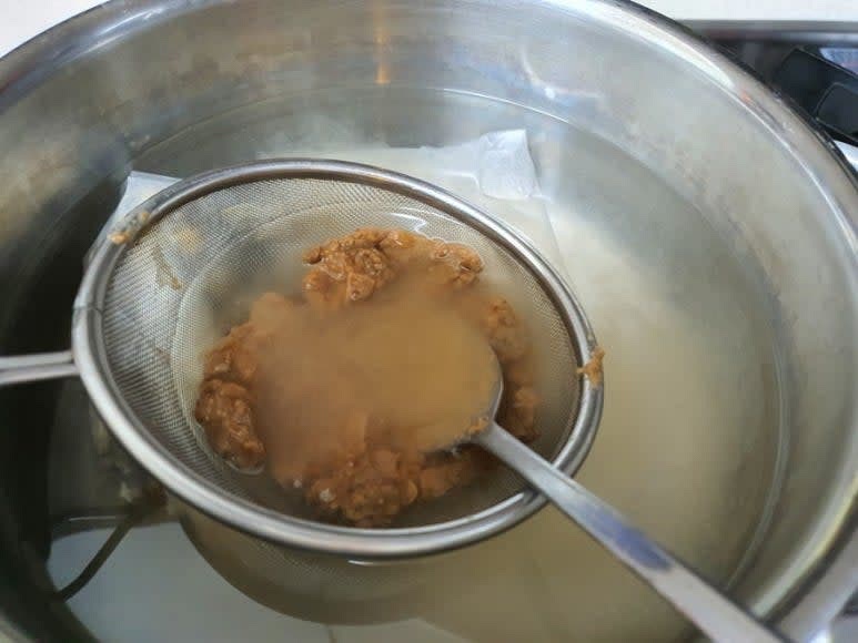 쌀뜨물에 디포리와 솔치 다시팩, 된장을 걸러 넣고, 마늘 1큰술을 넣고 끓입니다.