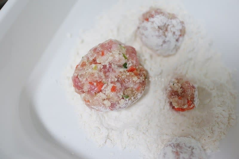 동글동글하게 반죽을 만들어준 뒤 밀가루에서 버무려준다.