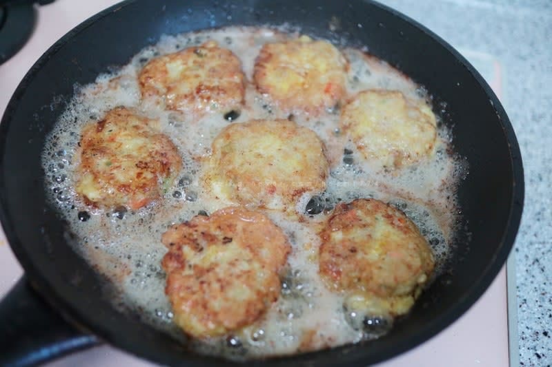 계란 물에 담가 준 뒤 달궈진 팬에 올린 뒤 앞뒤 노릇노릇하게 구워준다.
전은 기름맛!! 기름 듬뿍 넣어서 구워주면 끝!!