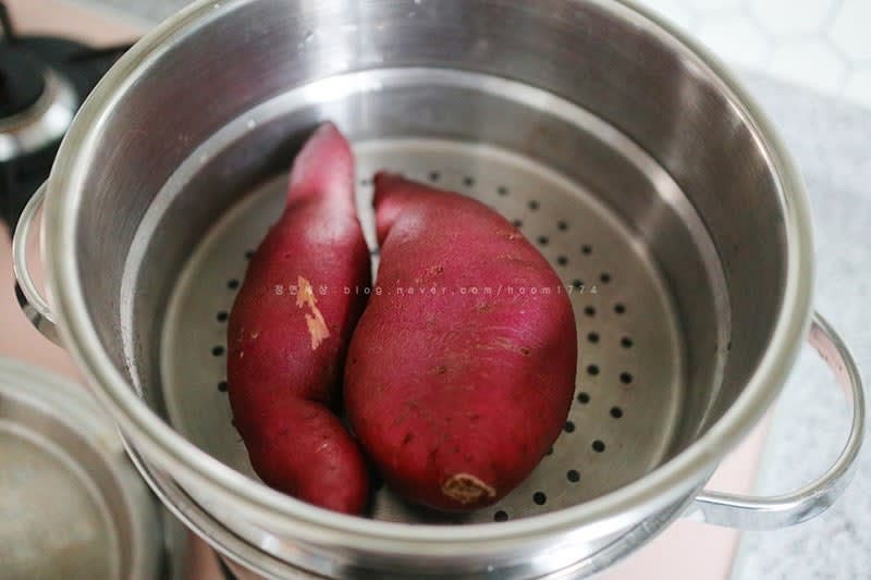 고구마를 찜기에 2~30분가량 쪄서 준비한다.
