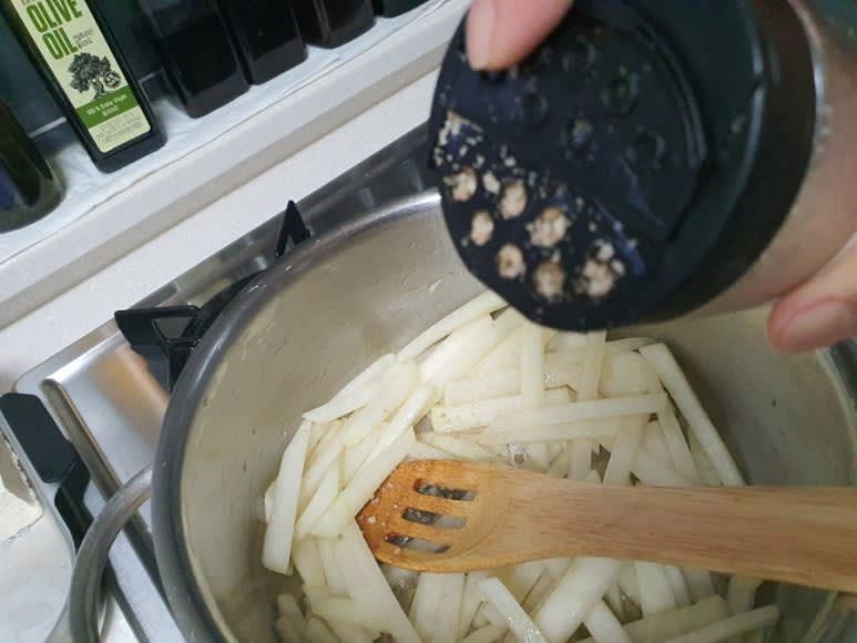 무를 채로 썰어 소금 0.5큰술 정도 넣고 참기름에 2분 정도 볶아줍니다.