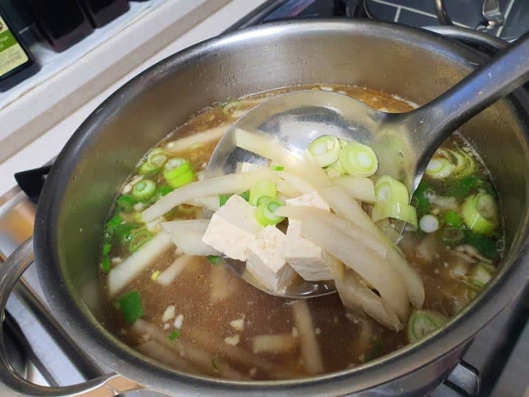 만든 육수와 다진 마늘 1큰술, 국간장 1큰술을 넣고 끓여줍니다. 두부와 파를 넣고 소금 간을 해서 마무리합니다.