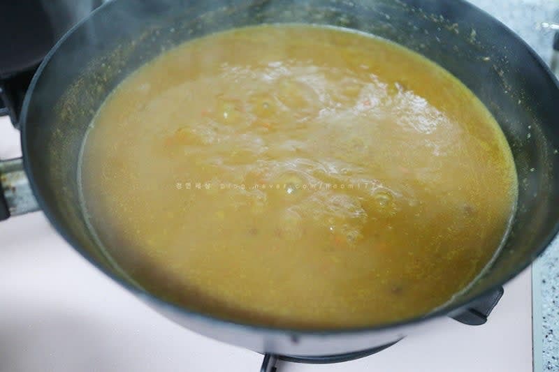 야채 물이 끓으면 준비한 고형카레 4덩어리 넣어주고 잘 저어주면서 끓여주면 끝!!