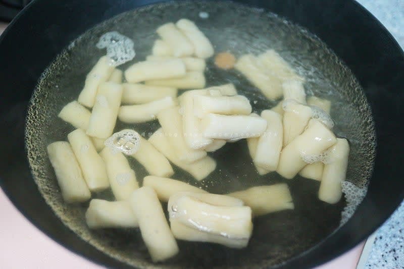 떡볶이에 삶은 계란에 빠질 수 없으니 계란을 한쪽에 12분 정도 반숙으로 삶아 준비한다.
그리고 팬에 물을 담고 떡을 넣어서 끓여준다. 냉동에 있던 떡이라서 물에 담궜다가 끓여줬다.
육수가 있다면 이용해도 좋고 나는 육수한알을 넣어서 감칠맛을 내줬다.