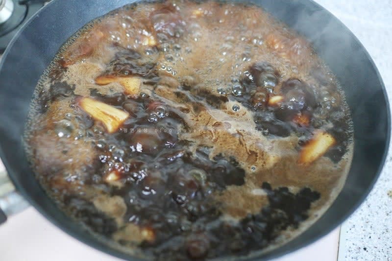 물이 끓고 있으면 춘장 2T, 간장 1T, 설탕 3T을 넣고 끓여준다.