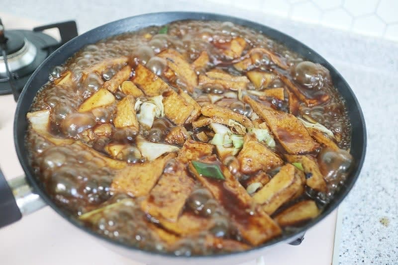 떡이 어느 정도 색이 검은색을 띠면 어묵, 썰어놓은 야채들을 넣어서 또 끓여준다.
양념이 잘 배일수 있게 끓여주는 게 좋다.