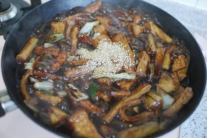 어느 정도 양념이 배면 마무리 참깨를 올려주면 끝!!
