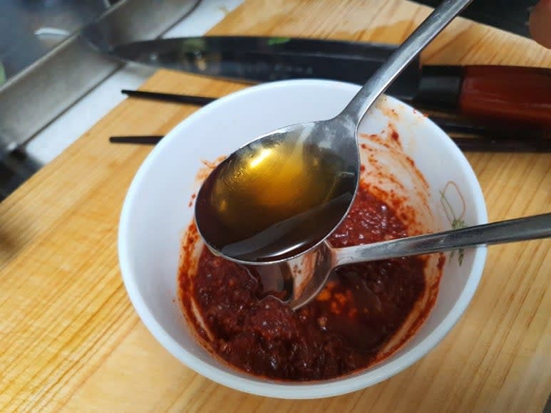 고추장 1큰술, 고춧가루 1큰술, 다진 마늘 0.5큰술, 간장 1큰술, 맛술 4큰술, 매실액 2큰술을 섞어 양념장을 만듭니다.