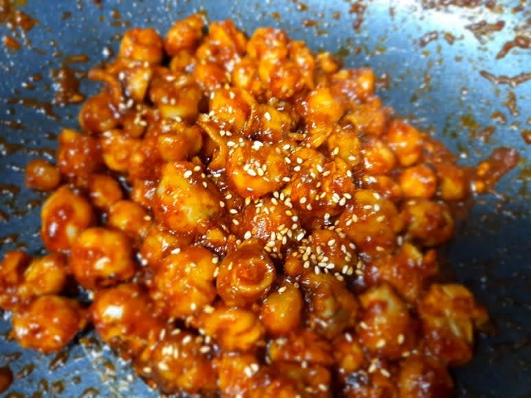 마지막으로 통깨를 뿌려 마무리합니다.