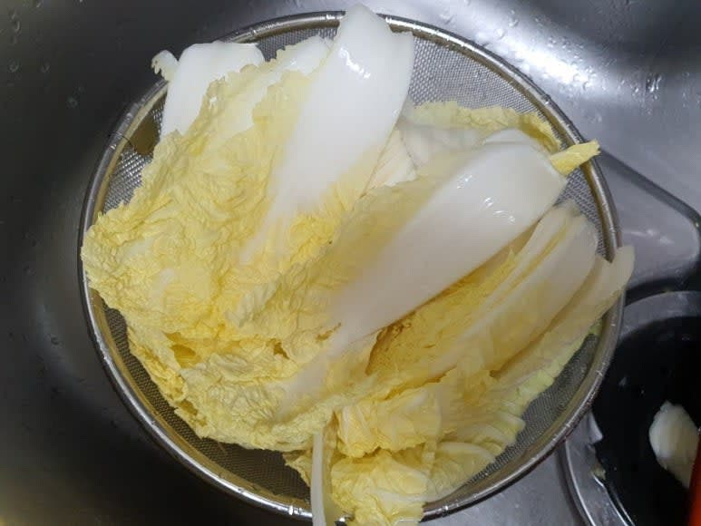 알배기 배추는 한입 크기로 자르고 깨끗하게 씻은 후 물기를 제거합니다.