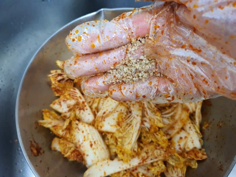 소금 1작은술로 간을 맞추고 마지막으로 통깨를 뿌려 완성합니다.