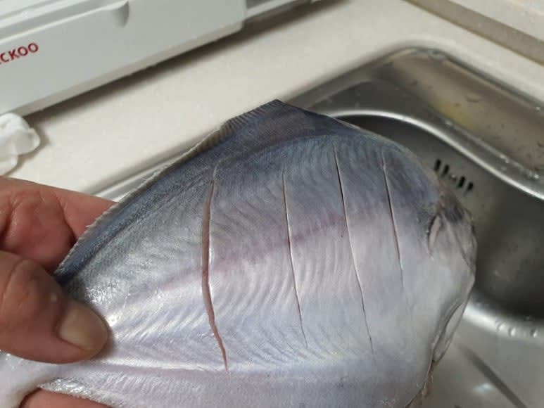 병어는 내장을 제거하고 깨끗하게 씻은 후 칼집을 내고 천일염 약간을 뿌려 5분 정도 둡니다.