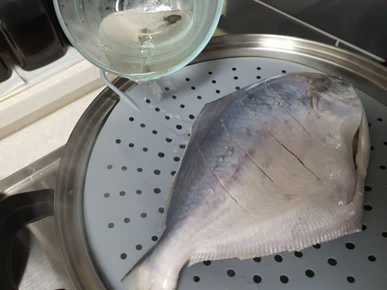 찜냄비에 물을 부어 끓인 후 청주(소주)를 반 컵 붓고 병어를 올려 뚜껑을 덮고 20분간 찝니다.