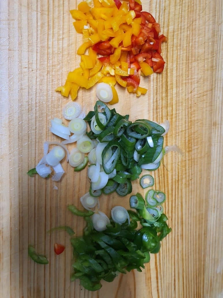 채소들은 잘게 다지고 양념장 재료를 모두 섞어 양념장을 준비합니다.