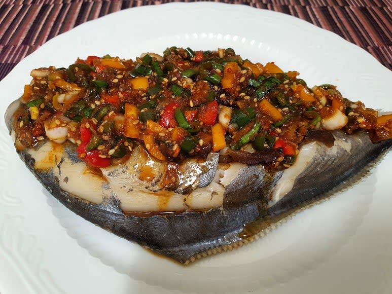 찜이 완료된 병어 위에 양념장을 끼얹어 맛있게 완성합니다.