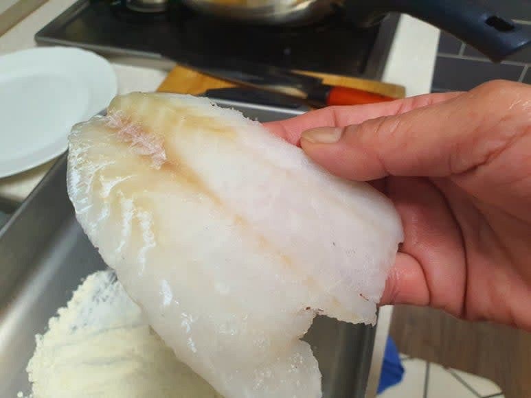 동태는 완전히 해동한 뒤, 반반 해동시키고 비스듬하게 칼집을 내고 천일염 약간만 뿌려 5분간 둡니다.