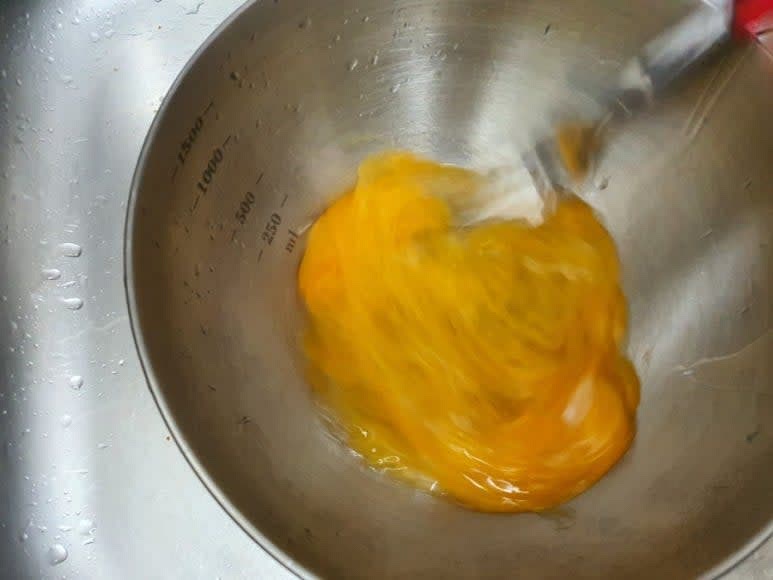 계란 4개를 볼에 풀고 소금 0.5작은술과 다진 마늘 0.5큰술을 넣고 섞어줍니다.