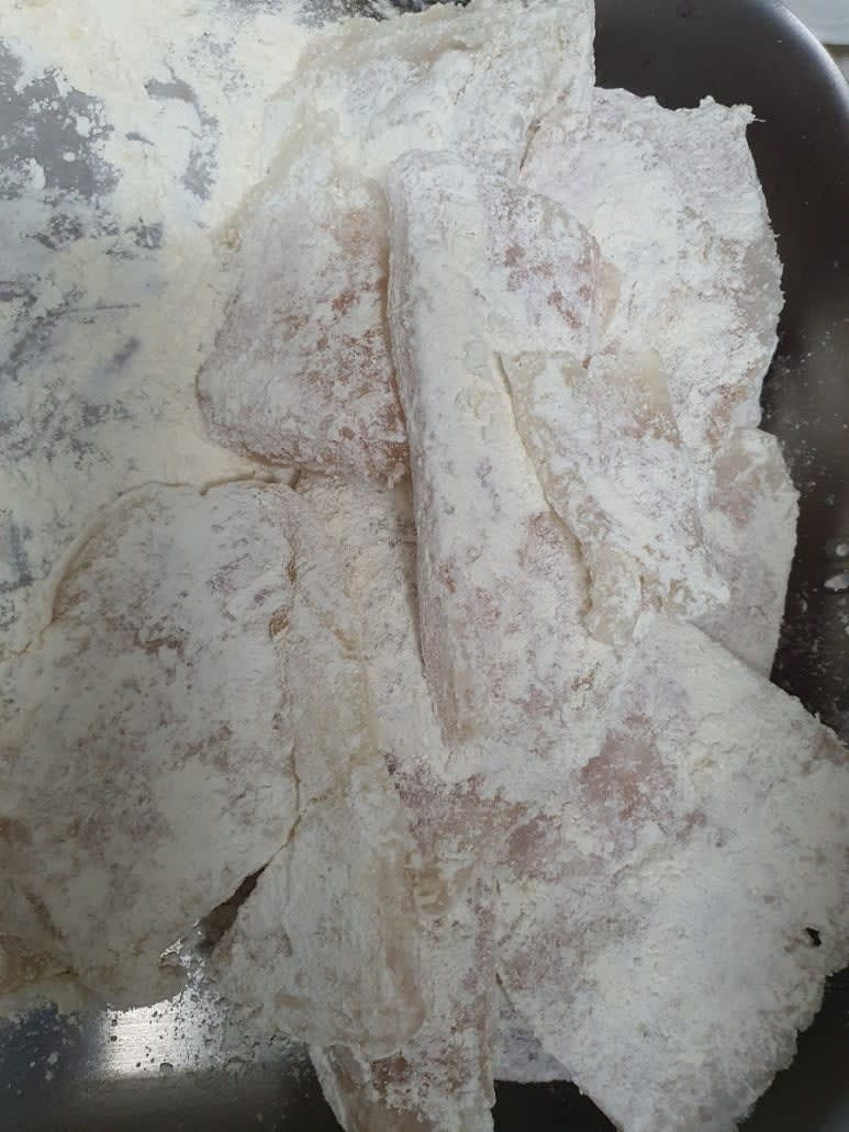 동태를 부침가루에 고르게 묻히고 계란물을 입힙니다.