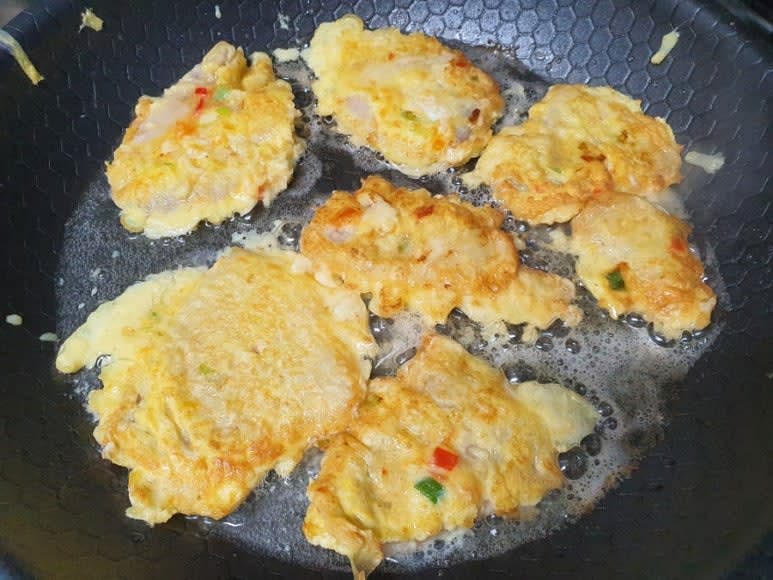 기름을 두른 팬을 중약불로 예열한 후 동태를 넣어 노릇노릇하게 구워줍니다.