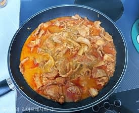 제육볶음 밀키트는 해동해주고, 추가로 양배추, 청양고추, 깻잎 등 같이 먹을 야채들을 적당한 크기로 잘라 준비해주세요. 제육볶음을 후라이팬에 넣고 돼지고기들을 풀어주면서, 물200ml를 부어 같이 끓여주세요