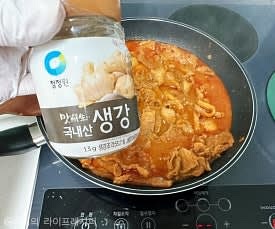 후추와 생강가루도 약간씩 넣어 한번씩 저어가며 볶아주세요