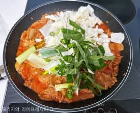 양념이 졸아들면 대파, 깻잎, 청양고추, 양배추 등 준비한 야채를 넣어주고 같이 잘 볶아주세요