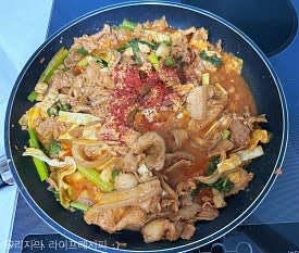 마무리로 참기름을 둘러주고, 고춧가루도 한번 넣어 맛있게 섞어주면 완성입니다