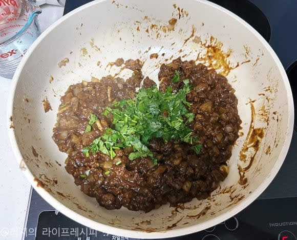 분말카레를 넣고 물을 100ml정도씩 부어서 같이 섞어주고 농도를 맞춰주세요. 고수를 추가로 넣고 섞어 볶아주다가 파프리카가루도 추가해주세요. 달걀도 계란후라이를 해서 예쁘게 올려주면 완성입니다