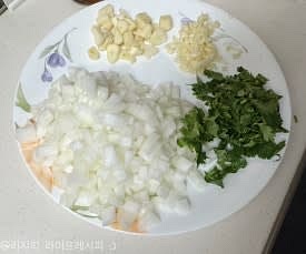 카레에 들어갈 재료들을 잘게 잘라 준비해주세요