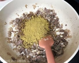 양파와 마늘이 잘 볶이면 다진소고기를 넣고 수분이 사라질때까지 달달 볶아주세요