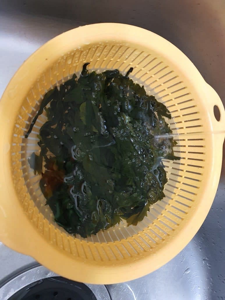 미역은 1주먹 정도 준비해서 물에 한 번 헹군 후 찬물에 담가 20분 정도 불려줍니다.