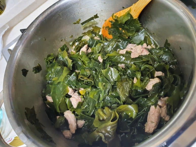 불려진 미역과 소고기를 냄비에 담고 참기름을 넣어 중불에서 볶아줍니다. 소고기와 미역이 냄비에 달라붙을 경우 국간장 1.5큰술을 넣고 볶아줍니다.