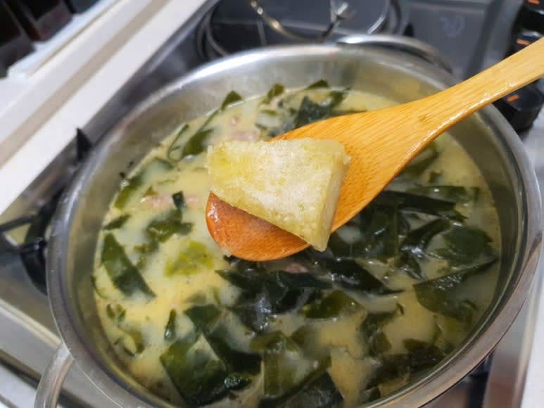 잘 볶아진 미역에 오뚜기사골곰탕 1개와 적당량의 물을 붓고 다진 마늘을 넣은 후 끓여줍니다.