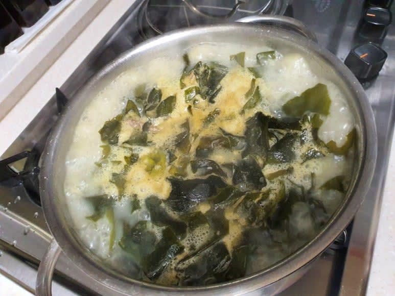 끓어오르면 거품을 걷어내고 불을 줄인 후 약 10~20분 정도 더 끓여줍니다.