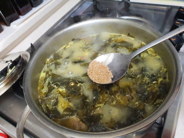 소금 약간 또는 액젓으로 간을 맞추고 완성합니다.