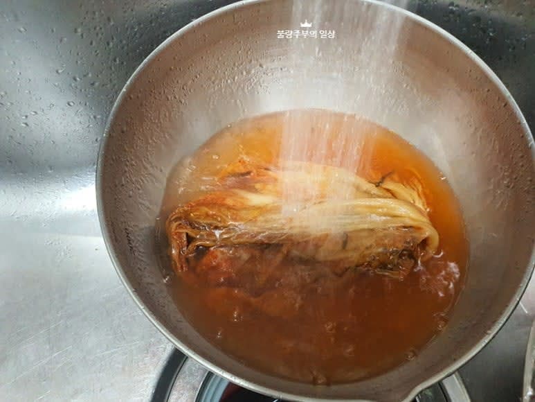 묵은지는 살랑살랑 씻어서 꼭 짜줍니다.