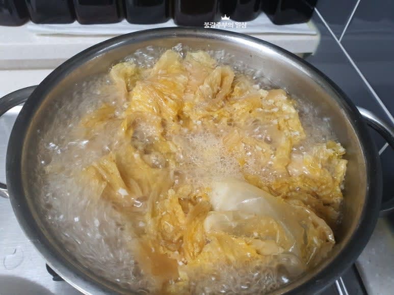 끓어오르면 불을 약불로 줄여 육수가 충분히 우러나도록 김치가 뭉근하게 끓어줍니다. (15분 정도)