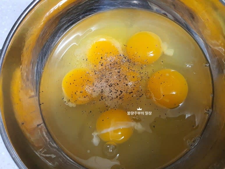 계란에 소금 한꼬집과 후추를 넣고 잘 풀어줍니다.