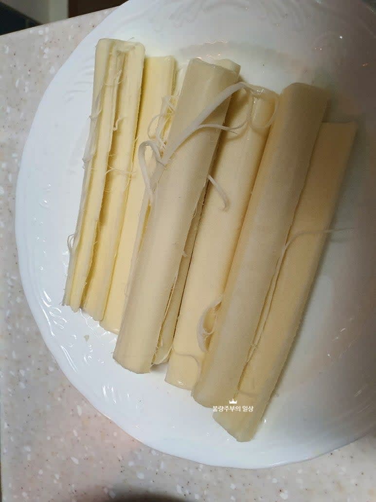 스트링치즈는 2~3등분으로 잘라 준비합니다.