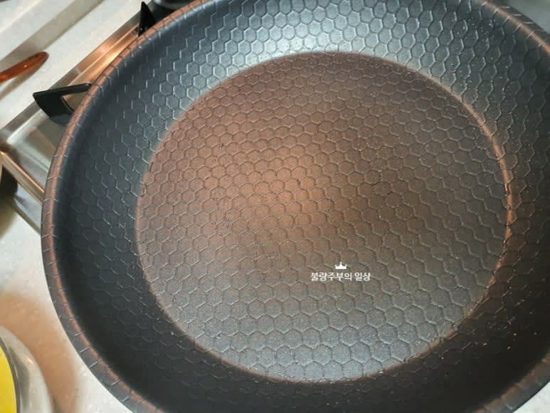 팬에 식용유를 두르고 중약불로 예열합니다.