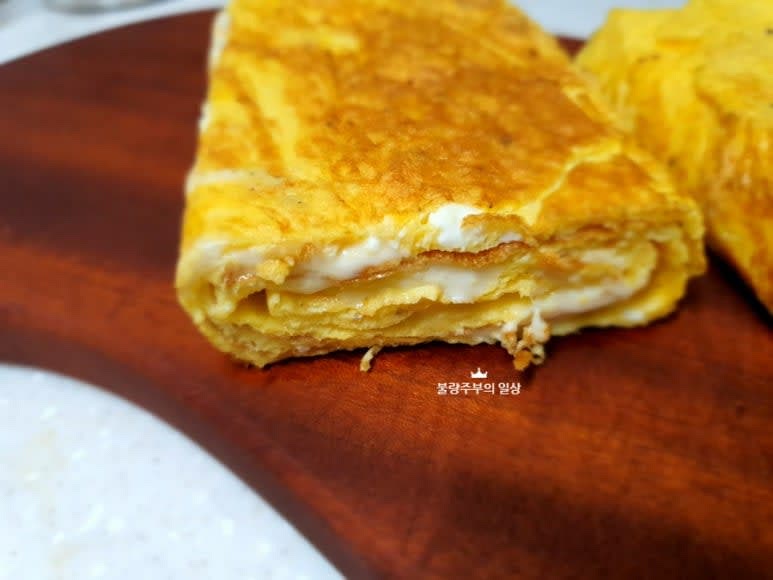 계란말이를 완성한 후 적당한 크기로 썰어 접시에 담아냅니다.