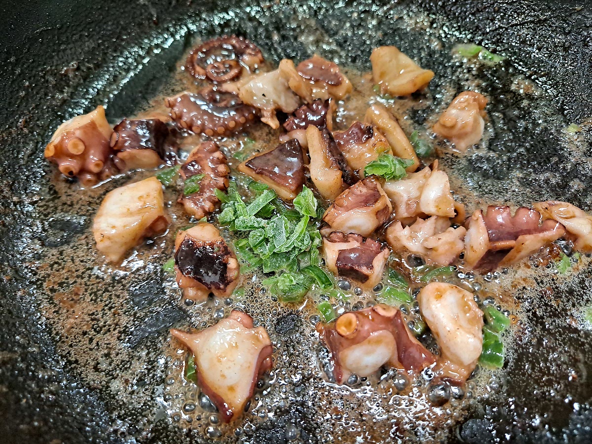 야채는 잠시 덜어두고 팬에 버터,문어,설탕,청양고추 더해 볶아줍니다.