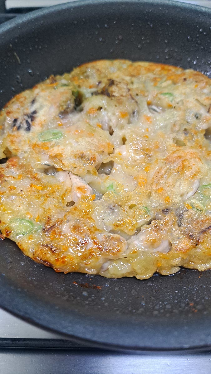 오일 넉넉히 두른 팬에 올려 노릇하게 구워내어 줍니다.