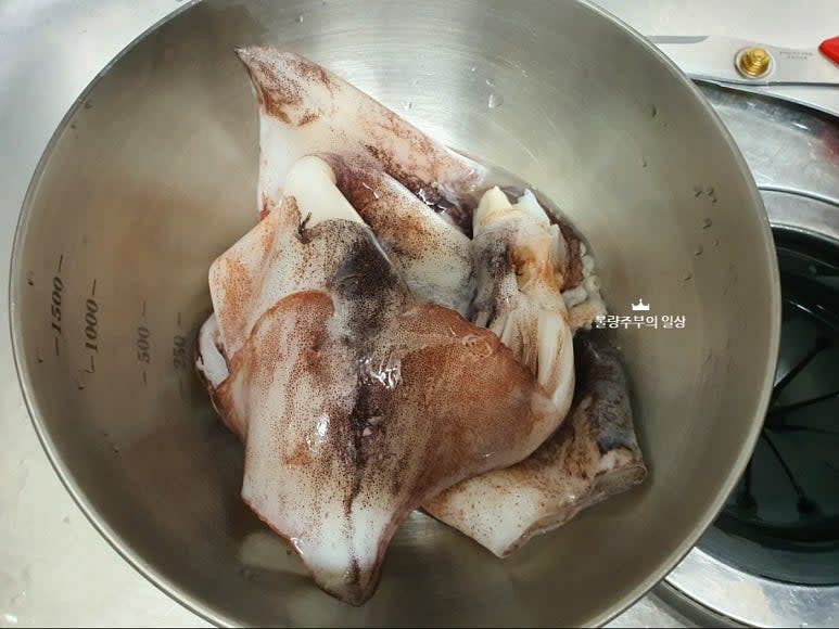 오징어는 내장을 제거하고 깨끗하게 씻어줍니다.