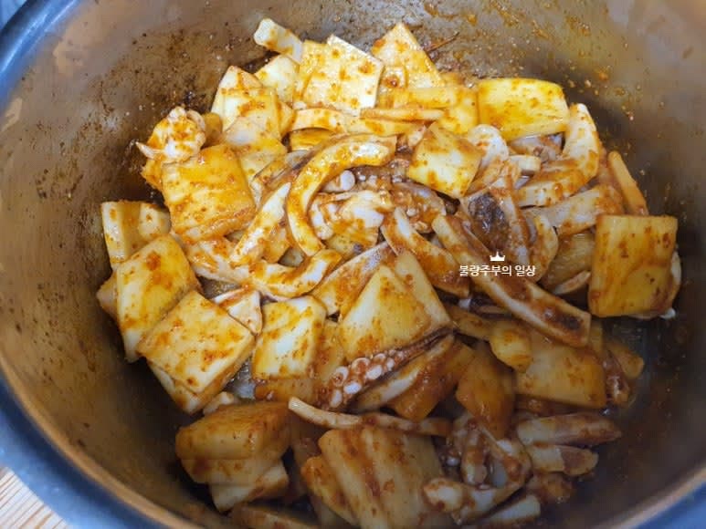 냄비에 들기름 3큰술을 두르고 고춧가루 2큰술, 나박썰기 한 무를 넣고 중약불에서 볶아줍니다.