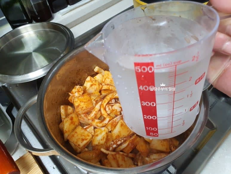 물 500ml를 넣고 다진마늘, 국간장 2큰술, 액젓 4큰술을 넣어 끓여줍니다.