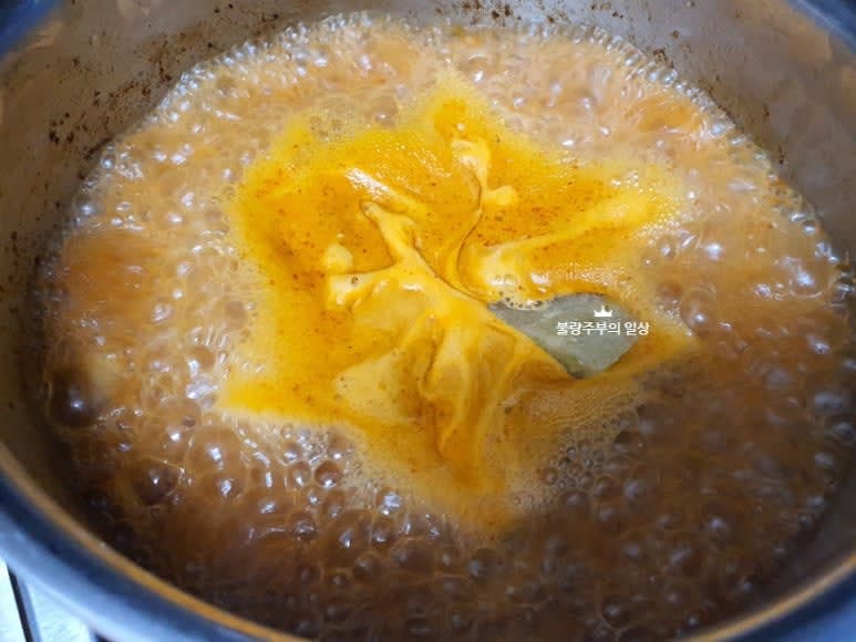 거품을 걷어내고 물 700ml를 더 붓고 한 번 더 팔팔 끓여줍니다.