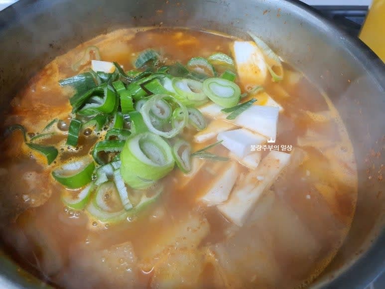 부족한 간은 소금으로 맞추고 대파를 넣고 마무리합니다.