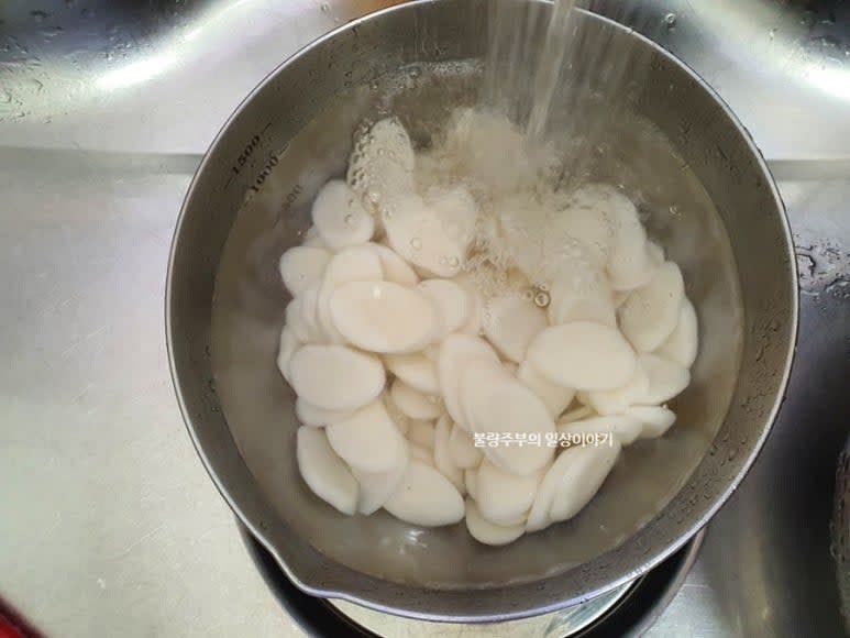 떡은 찬물에 잠시 담가 불려줍니다.